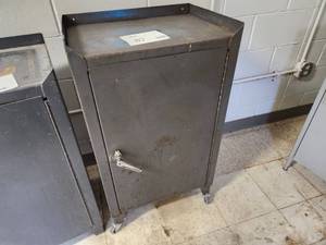 lot 87 image: 1-door2-shelf Metal Rolling Cabinet