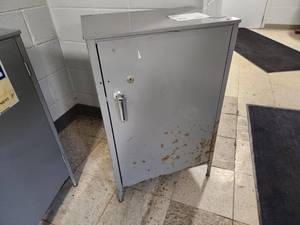 lot 90 image: 1-door2-shelf Metal Cabinet