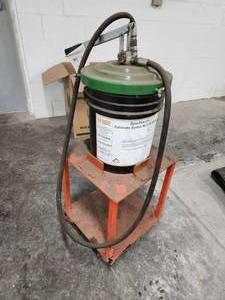 lot 57 image: Rolling Cart with Grease Bucket Pump