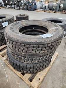 lot 103 image: Lot of (3) Tires