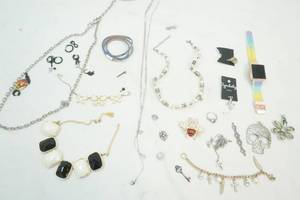 lot 254 image: Jewelry