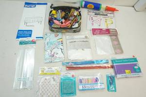 lot 259 image: Birthday Party Supplies