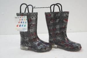 lot 324 image: rain boots