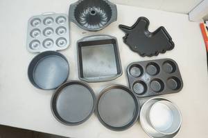 lot 325 image: baking pans