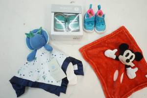lot 100 image: baby shoes