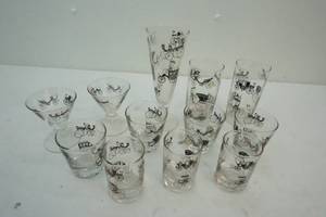 lot 150 image: Vintage glass set