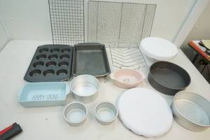 lot 175 image: Bakeware
