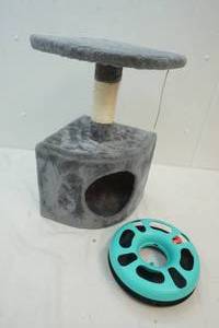 lot 180 image: Cat toy and Cat house