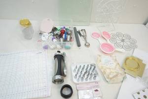 lot 209 image: Cake Decorating Items