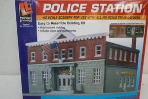 lot 219 image: Walthers Ho scale police station building