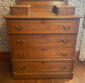 lot 85 image: Vintage Victorian Four Drawer Dresser with Mirror and Hanky Drawers