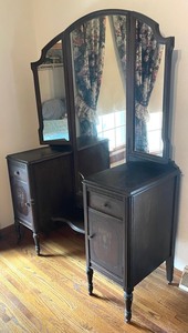 lot 50A image: Vintage Vanity