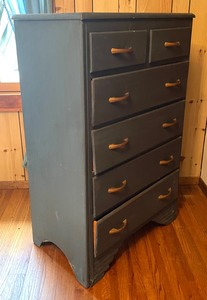 lot 225 image: Vintage 5 Drawer Dresser
