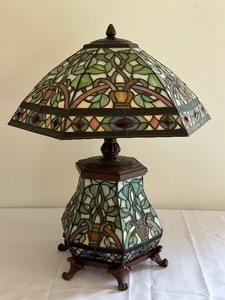 lot 8 image: Gorgeous Stain Glass Table Lamp