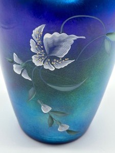 lot 32 image: Beautiful Hand Painted Vintage Fenton Vase