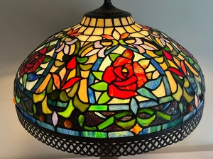 lot 1 image: Beautiful Stained Glass Table Lamp