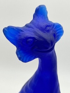 lot 33 image: 11 Fenton Glass Cobalt Blue Alley Cat Figurine