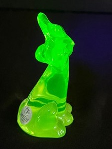 lot 6 image: Fenton Uranium Glass Alley Cat Figurine