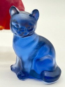 lot 96 image: Two Vintage Fenton Glass Cat Figurines