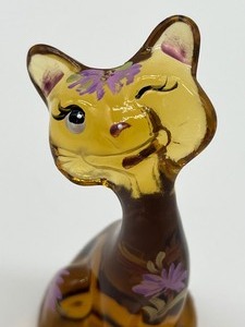 lot 98 image: Vintage Fenton Amber Glass Hand Painted Happy Cat Figurine
