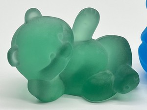 lot 72 image: Pair of Fenton Glass Teddy Bear Figurines