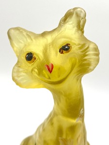 lot 50 image: Fenton Hand Painted Glass Yellow Alley Cat Figurine