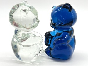 lot 69 image: Pair of Fenton Glass Bears