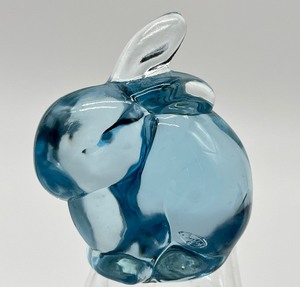 lot 75 image: Collection of Four Fenton Glass Rabbit Figurines