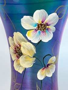 lot 51 image: Fenton Connoisseur Collection 2009 Lady Elegance Vase