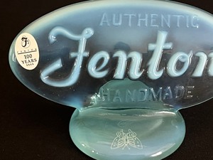 lot 113 image: Fenton Blue Opalescent Glass Display Sign - Fenton 2005 FAGCA Opalescent Glass Display Sign