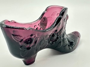 lot 119A image: Vintage Fenton Glass Amethyst Shoe Figurine