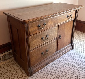 lot 264 image: Vintage Commode