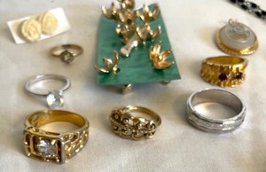 lot 273 image: Vintage Necklaces, Pin, Rings and More