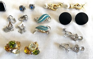 lot 272 image: Variety of Vintage Post and Clip on Earrings
