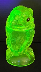 lot 295 image: Vintage Imperial Glass Yellow Vaseline Uranium Owl Candy Dish with Glass Eyes