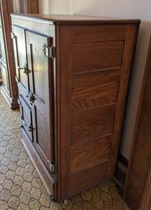 lot 29 image: Vintage Wood Three Door Ice Box