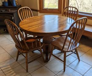 lot 61 image: Round Oak Dining Table Set