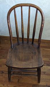 lot 143 image: Pair of Vintage Wood Childrens Chairs