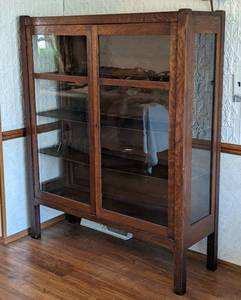 lot 2 image: Vintage Arts and Crafts Oak Display Cabinet