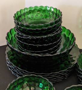 lot 183 image: Green Bubble Glass Dish Set