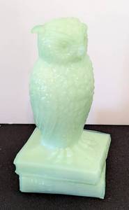 lot 186 image: Pair of Degenhart or Westmoreland Glass Owls