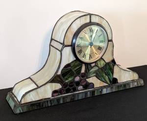 lot 193 image: Lighted Stained Glass Mantle Clock