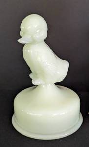 lot 357 image: Three Fenton Glass Animal Figurines