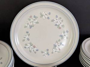 lot 367 image: Heartside Chantilly Blue Stoneware Dish Set
