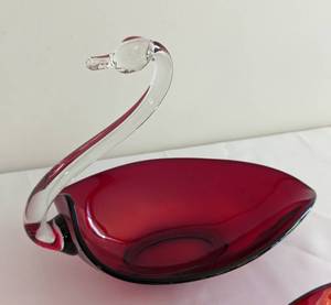 lot 384 image: Pair of Red Glass Swan Bowls