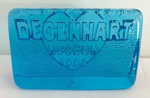 lot 385 image: Mosser Glass, Viking Glass and Degenhart Glass Dealer Plaques