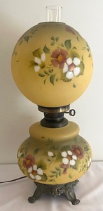 lot 389 image: Vintage Parlor Lamp