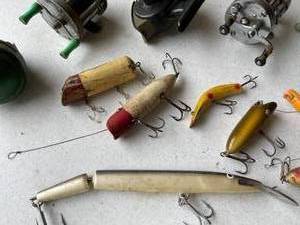 lot 458 image: Vintage Tackle Box with Lures and Reels
