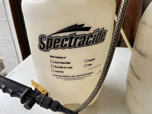 lot 460 image: 2 Two Gallon Lawn Sprayers