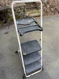 lot 477 image: Cosco Three Step Folding Step Stool